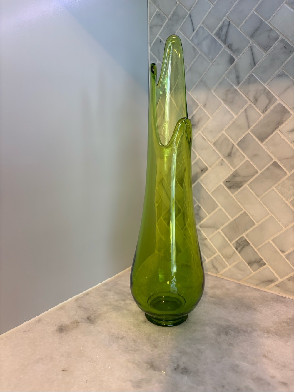 Mid Century modern swung vase by L. E. Smith glass co